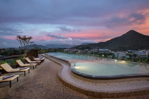 Kolam renang infinity di resort mewah Singkawang dengan pemandangan laut lepas.