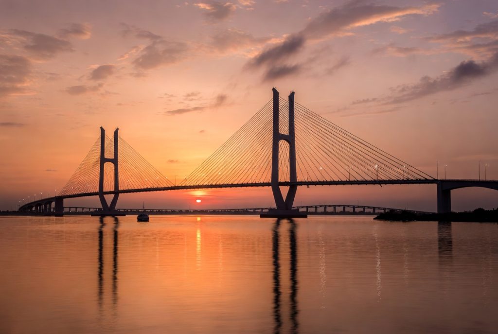 Sunset emosional di Jembatan Suramadu saat travel Surabaya legendaris