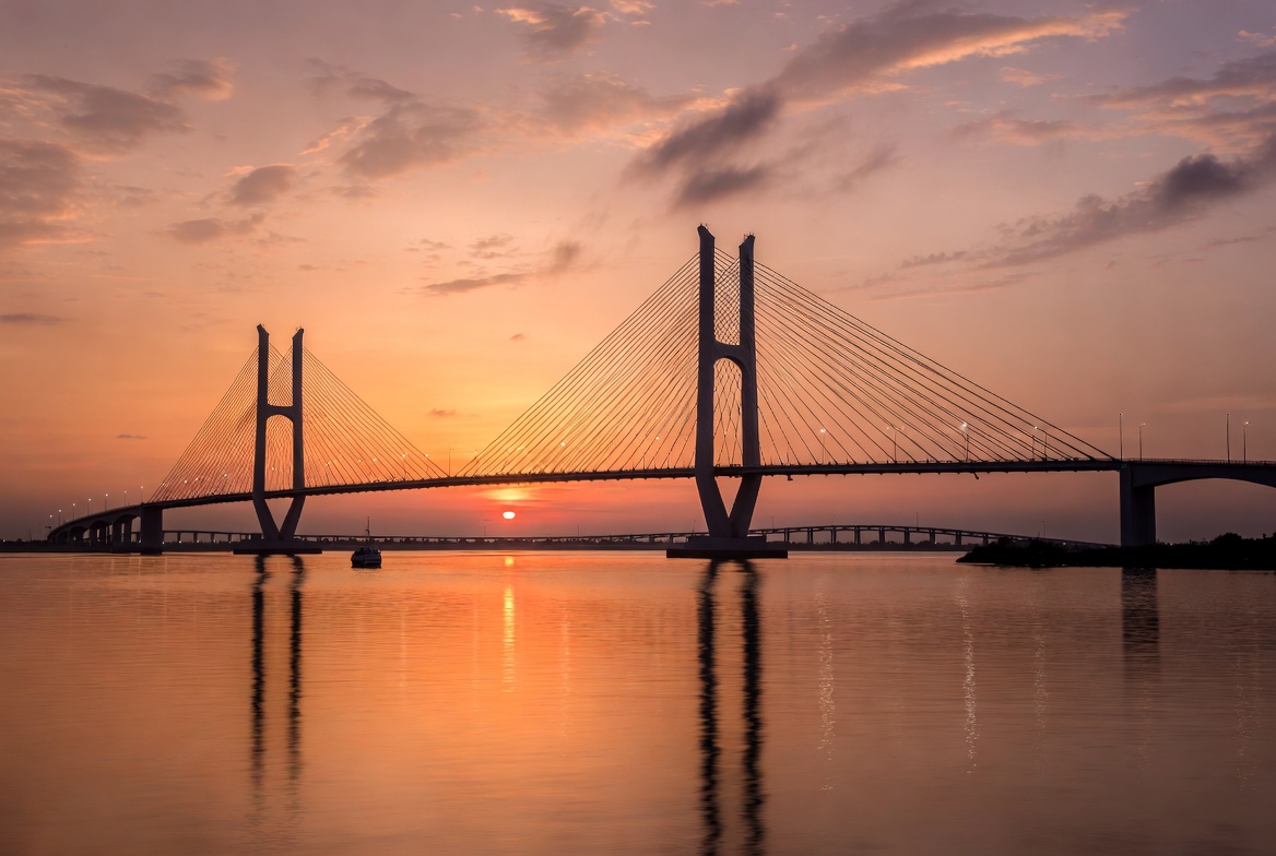 Sunset emosional di Jembatan Suramadu saat travel Surabaya legendaris