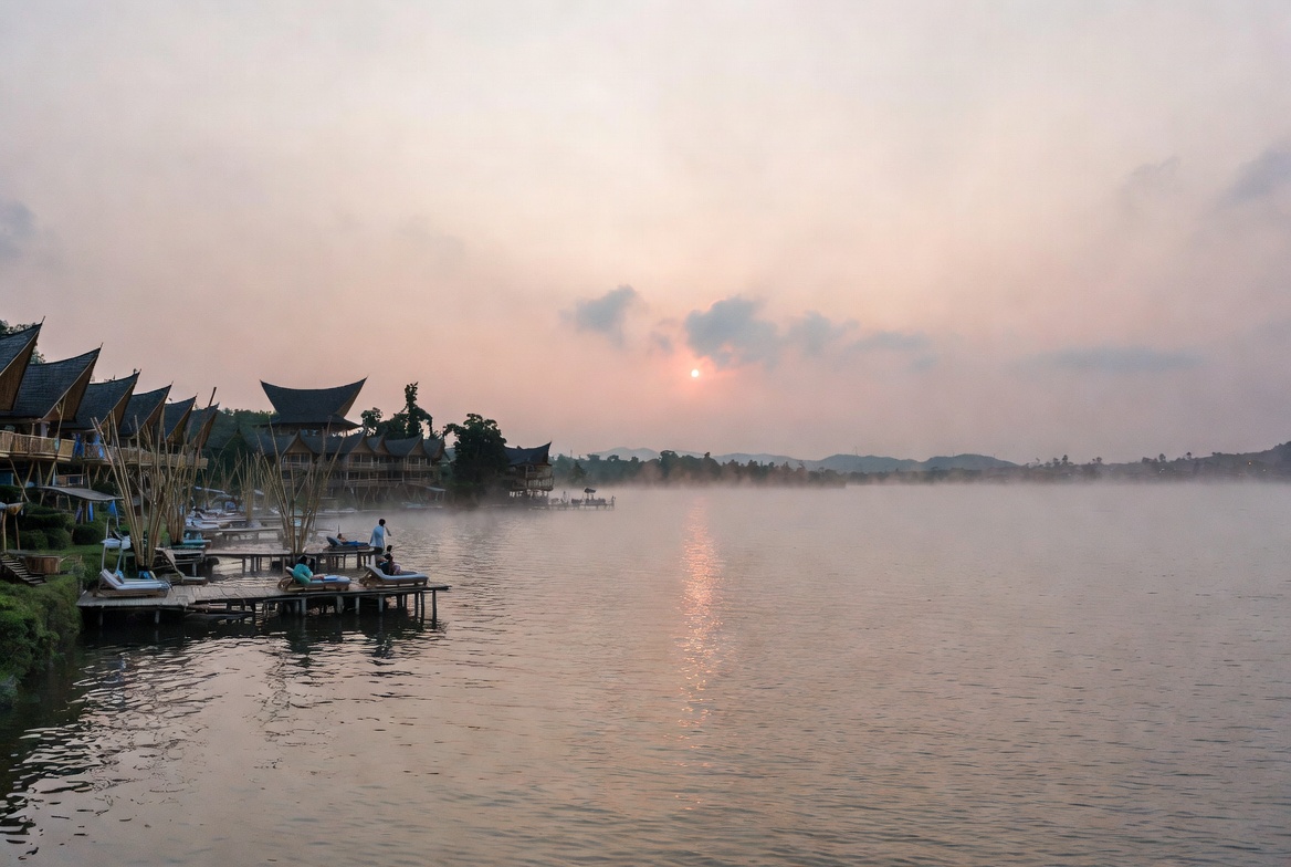 Seseorang sedang melakukan meditasi atau yoga di dek kayu tepi danau dengan latar belakang perbukitan Samosir yang berkabut